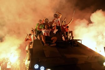 Spieler und Fans von Roter Stern Belgrad feiern mit Fackeln auf einem offenen Panzerfahrzeug den Einzug in die Gruppenphase der Champions League.