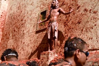 Einmal im Jahr darf man in der kleinen spanischen Stadt Buñol während der traditionsreichen Tomatenschlacht "La Tomatina" komplett durchdrehen.