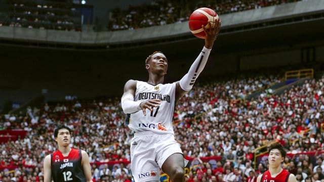 War mit 15 Zählern bester Werfer im deutschen Team beim Sieg im Test gegen Australien: Dennis Schröder. War mit 15 Zählern bester Werfer im deutschen Team beim Sieg im Test gegen Australien: Dennis Schröder.
