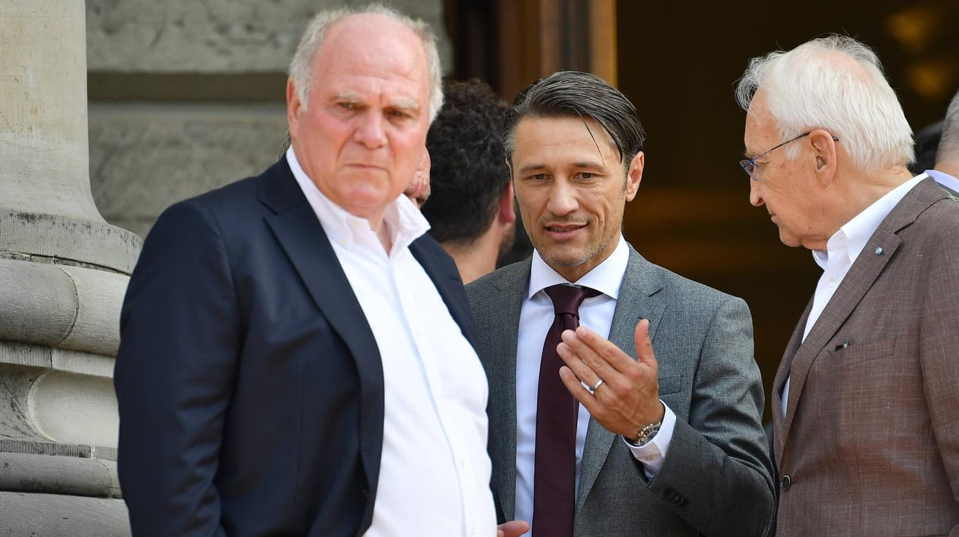 Edmund Stoiber (re.), Niko Kovac (M.) und Uli Hoeneß beim Empfang des bayerischen Ministerpräsidenten zu Ehren des FC Bayern München.
