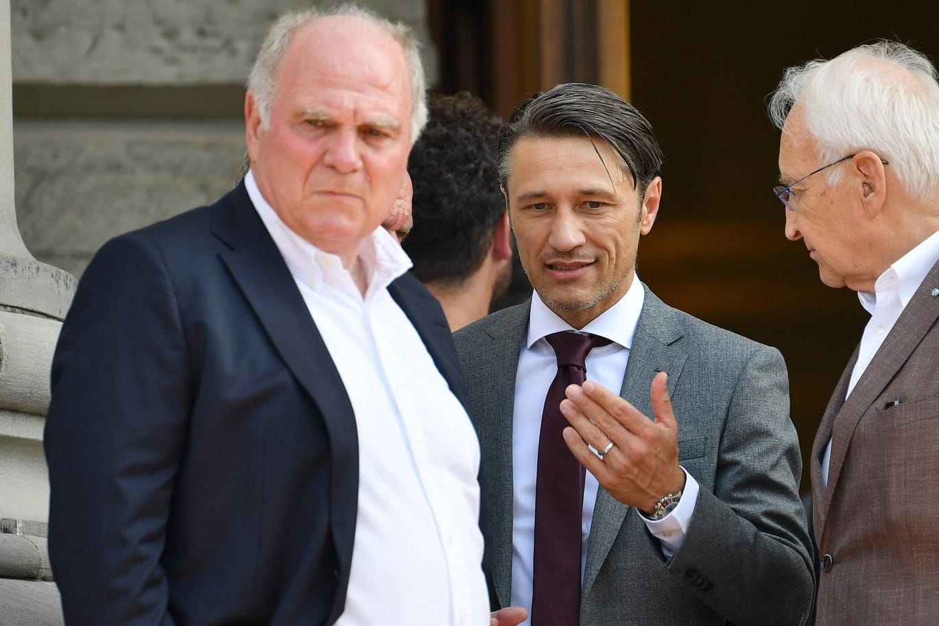 Edmund Stoiber (re.), Niko Kovac (M.) und Uli Hoeneß beim Empfang des bayerischen Ministerpräsidenten zu Ehren des FC Bayern München.