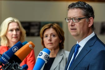 Das kommissarische SPD-Vorstandstrio Manuela Schwesig, Malu Dreyer und Thorsten Schäfer-Gümbel: Gegen das Wahlverfahren für ihre Nachfolger regt sich Widerstand in der Partei.