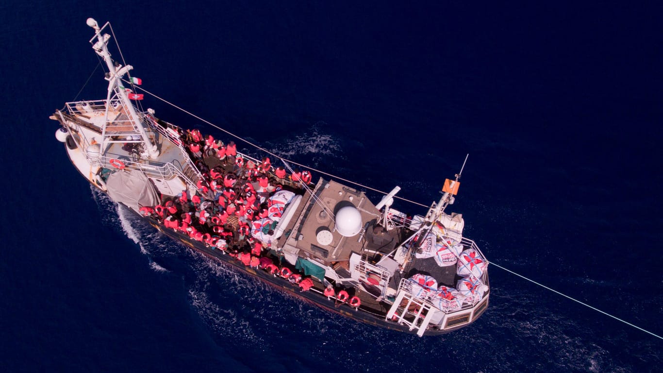Das Rettungsschiff "Eleonore": Derzeit befinden sich rund 100 Migranten an Bord.