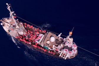 Das Rettungsschiff "Eleonore": Derzeit befinden sich rund 100 Migranten an Bord.