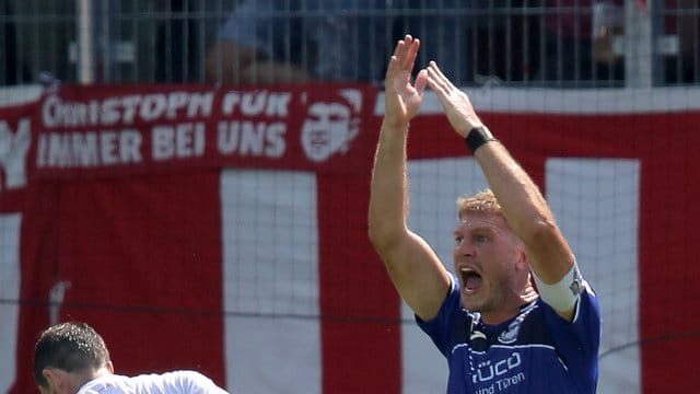 Ein Fußballspieler reklamiert Handspiel.