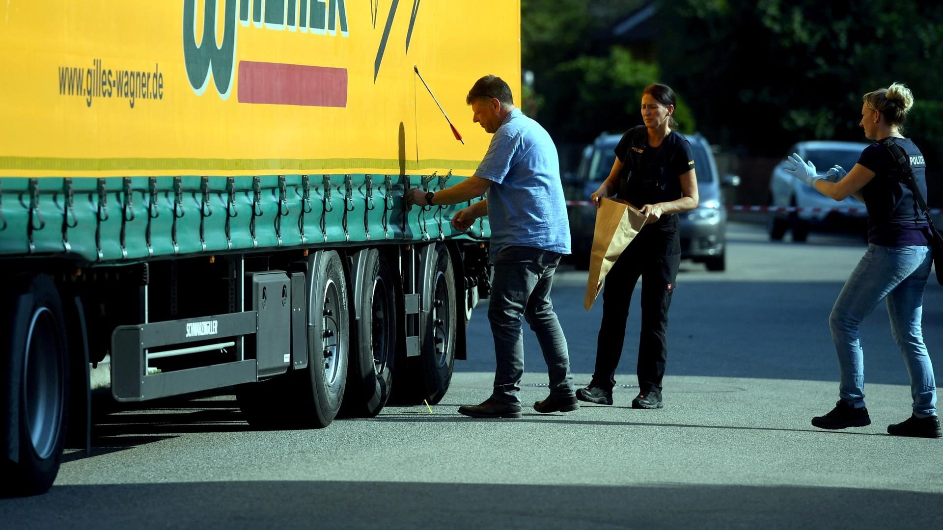 In einem LKW in Nordendorf stecken noch Pfeile: Hier wurden die Passanten getroffen.