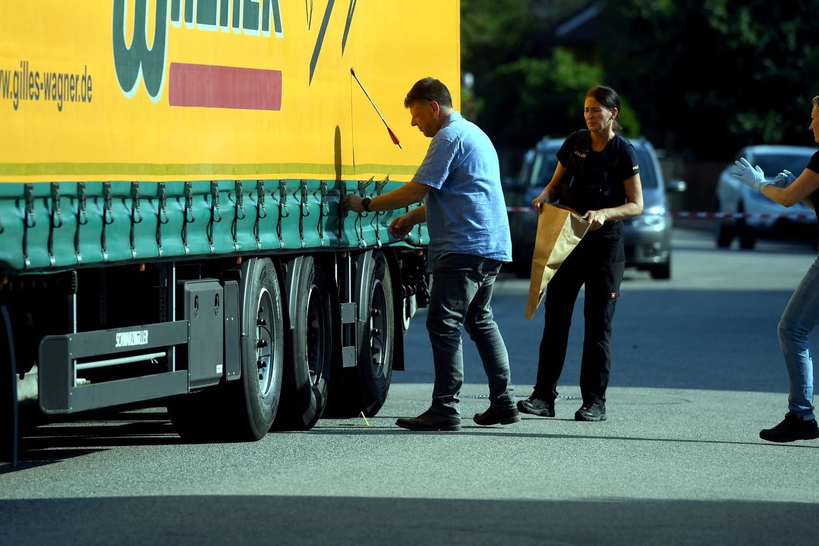 In einem LKW in Nordendorf stecken noch Pfeile: Hier wurden die Passanten getroffen.
