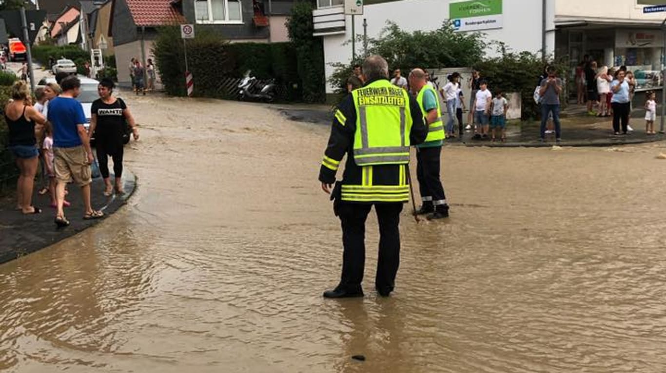 Eine überflutete Straße in Hagen: Ein Wasserrohrbruch hat für Chaos in der Stadt gesorgt.
