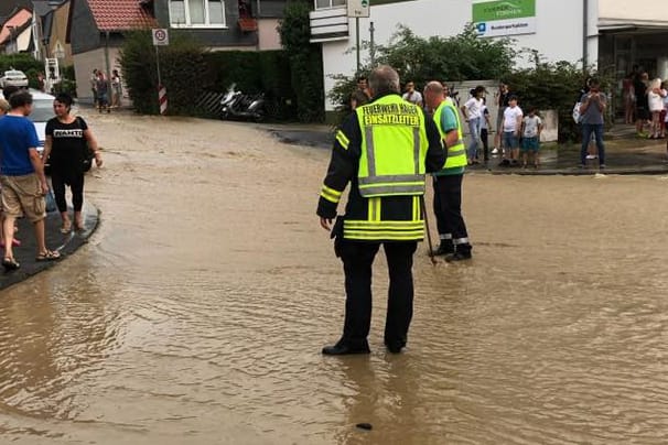 Eine überflutete Straße in Hagen: Ein Wasserrohrbruch hat für Chaos in der Stadt gesorgt.