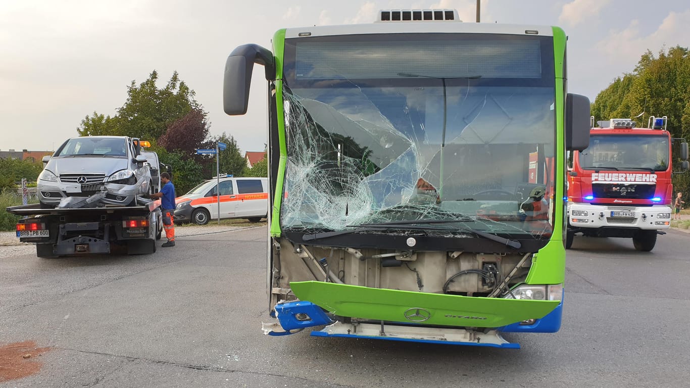 Der beschädigte Schulbus: Bei dem Unfall in Brandenburg wurden viele Kinder verletzt.