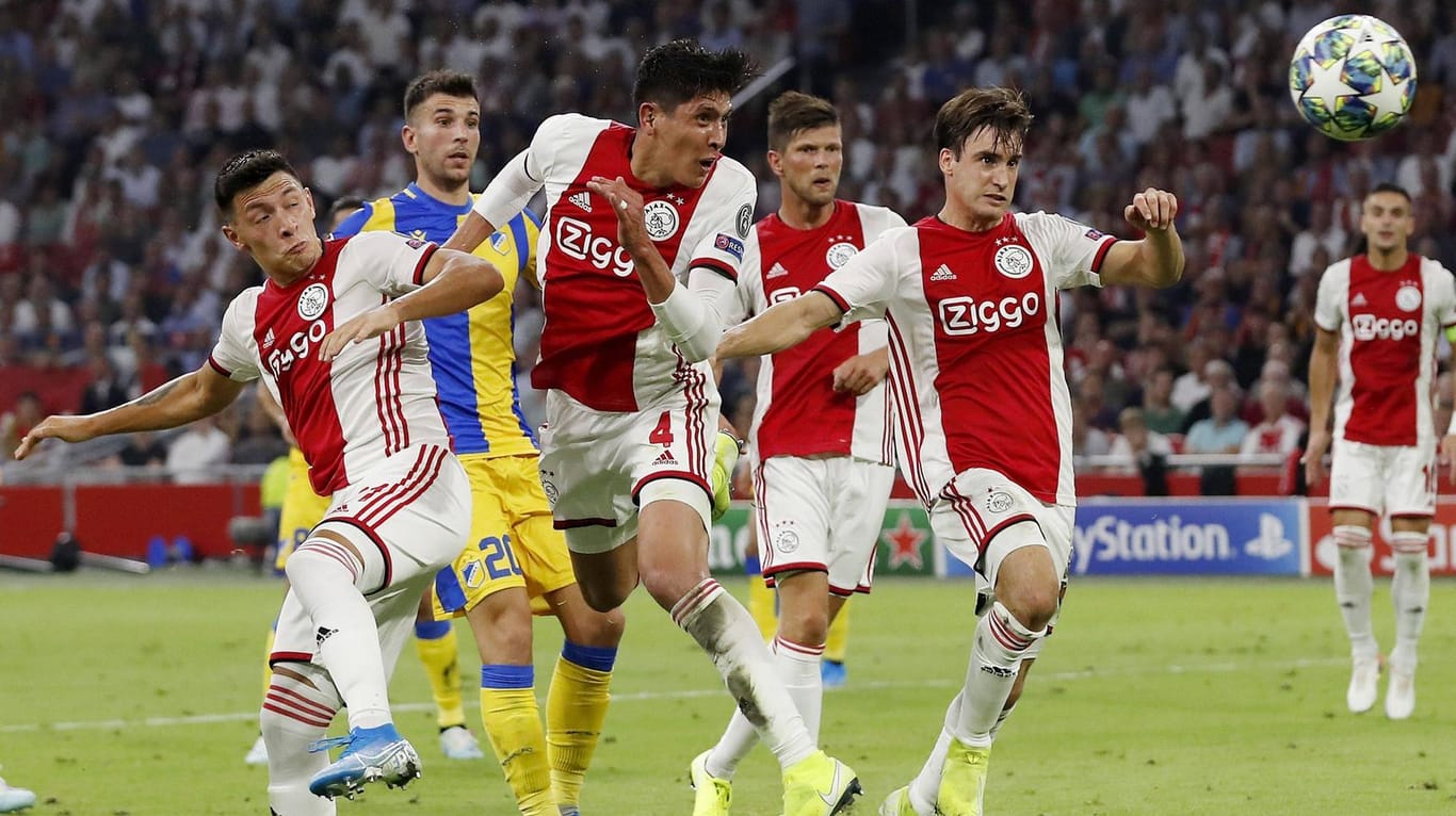 Ajax Amsterdam dominiert die Partie gegen Apoel Nikosia.