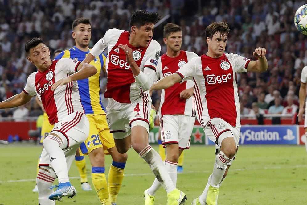 Ajax Amsterdam dominiert die Partie gegen Apoel Nikosia.