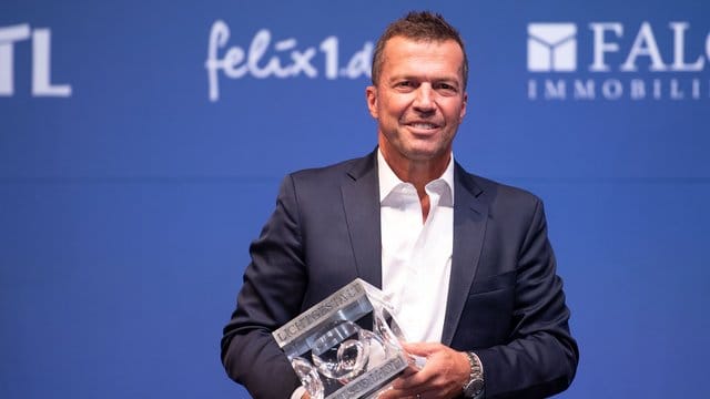 Lothar Matthäus hält den Preis für die "Lichtgestalt Sport 2019" in den Händen. Lothar Matthäus hält den Preis für die "Lichtgestalt Sport 2019" in den Händen.