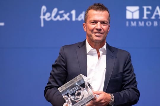 Lothar Matthäus hält den Preis für die "Lichtgestalt Sport 2019" in den Händen.