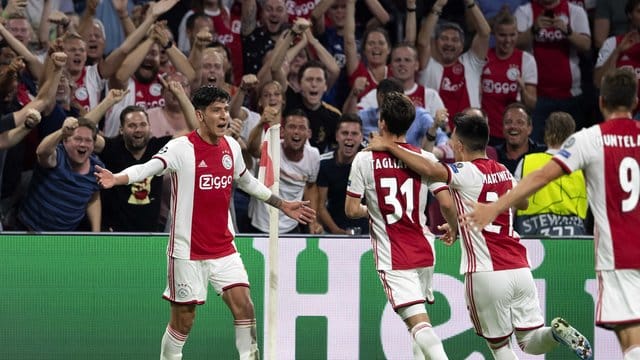 Ajax-Spieler Edson Alvarez (l) jubelt mit seinen Mitspielern über sein Tor zum 1:0 gegen APOEL Nikosia.