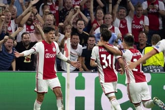 Ajax-Spieler Edson Alvarez (l) jubelt mit seinen Mitspielern über sein Tor zum 1:0 gegen APOEL Nikosia.