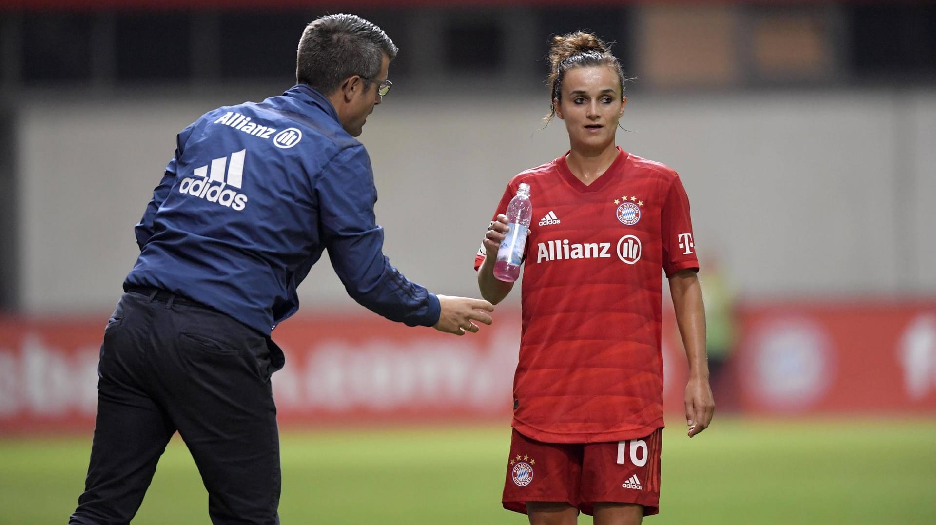 Bayerns Trainer Jens Scheuer (li.) und Lina Magull kennen sich noch aus der Zeit beim SC Freiburg.