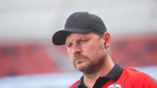 Paderborns Trainer Steffen Baumgart hatte als erster Trainer in der Geschichte der Bundesliga die Gelbe Karte gesehen.