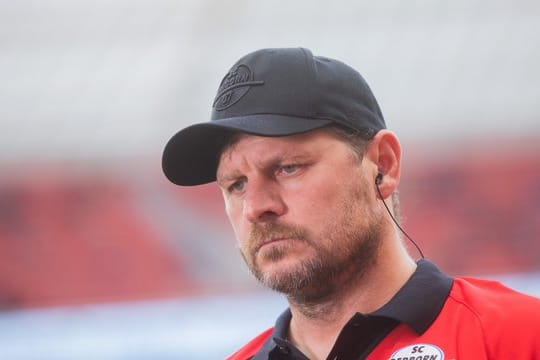 Paderborns Trainer Steffen Baumgart hatte als erster Trainer in der Geschichte der Bundesliga die Gelbe Karte gesehen.