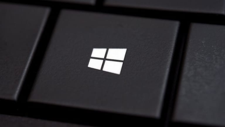 Das Foto zeigt die Windows-Taste auf einer Computertastatur: Wer schnell auf wichtige Dateiordner zugreifen will, kann diese bei Windows 10 in die Symbolleiste integrieren.