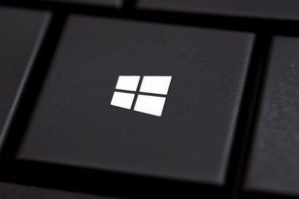 Das Foto zeigt die Windows-Taste auf einer Computertastatur: Wer schnell auf wichtige Dateiordner zugreifen will, kann diese bei Windows 10 in die Symbolleiste integrieren.