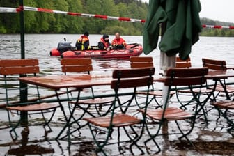 Nach starkem Regen überfluteter Biergarten im bayerischen Straßlach.