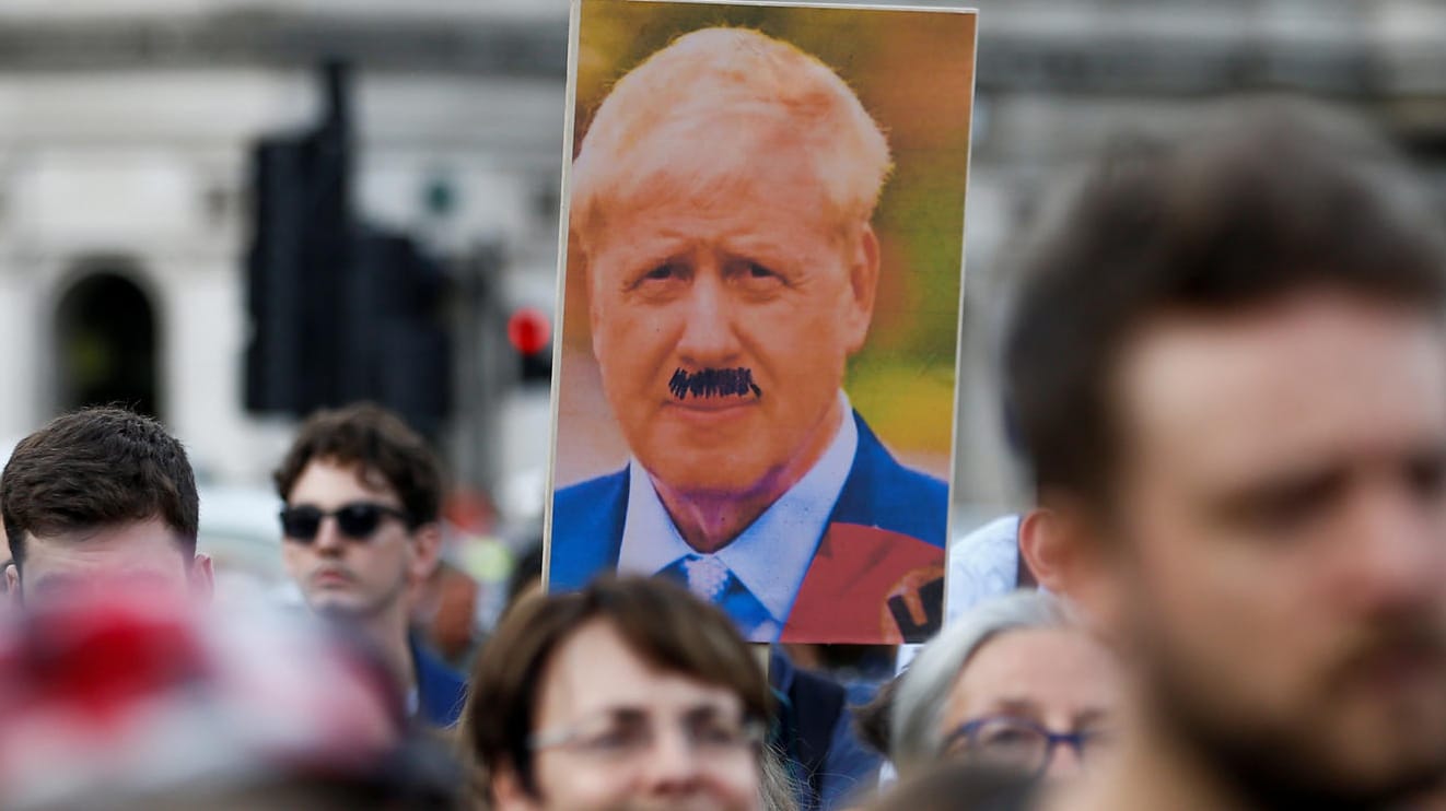 Boris Johnson mit Hitler-Bart, Protest in London: "Was in Großbritannien passiert ist langsamer und schlimmer: die Erosion seiner Fundamente."