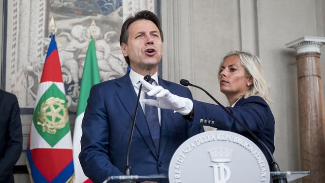 Giuseppe Conte (l), italienischer Ministerpräsident und designierter Premierminister, spricht nach dem Treffen mit Staatspräsidenten Mattarella in Rom. Giuseppe Conte (l), italienischer Ministerpräsident und designierter Premierminister, spricht nach dem Treffen mit Staatspräsidenten Mattarella in Rom.