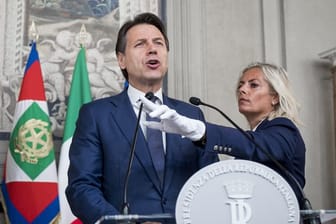 Giuseppe Conte (l), italienischer Ministerpräsident und designierter Premierminister, spricht nach dem Treffen mit Staatspräsidenten Mattarella in Rom.