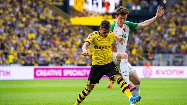 Bleibt FC Augsburg: Michael Gregoritsch (r).