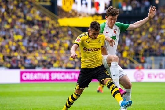 Bleibt FC Augsburg: Michael Gregoritsch (r).