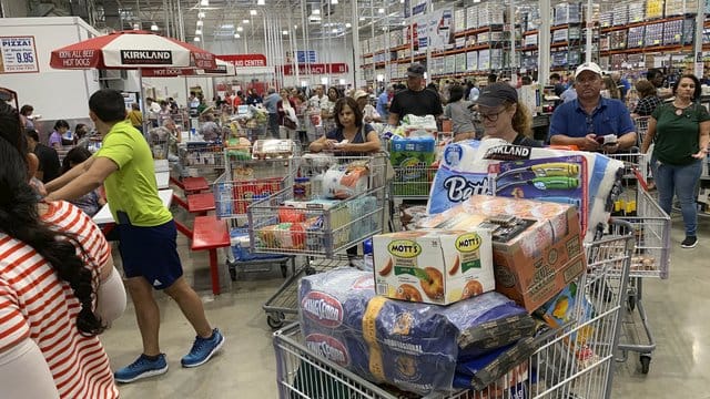 Menschen decken sich in einem Supermarkt in Florida vorsorglich mit Lebensmitteln ein. Menschen decken sich in einem Supermarkt in Florida vorsorglich mit Lebensmitteln ein.