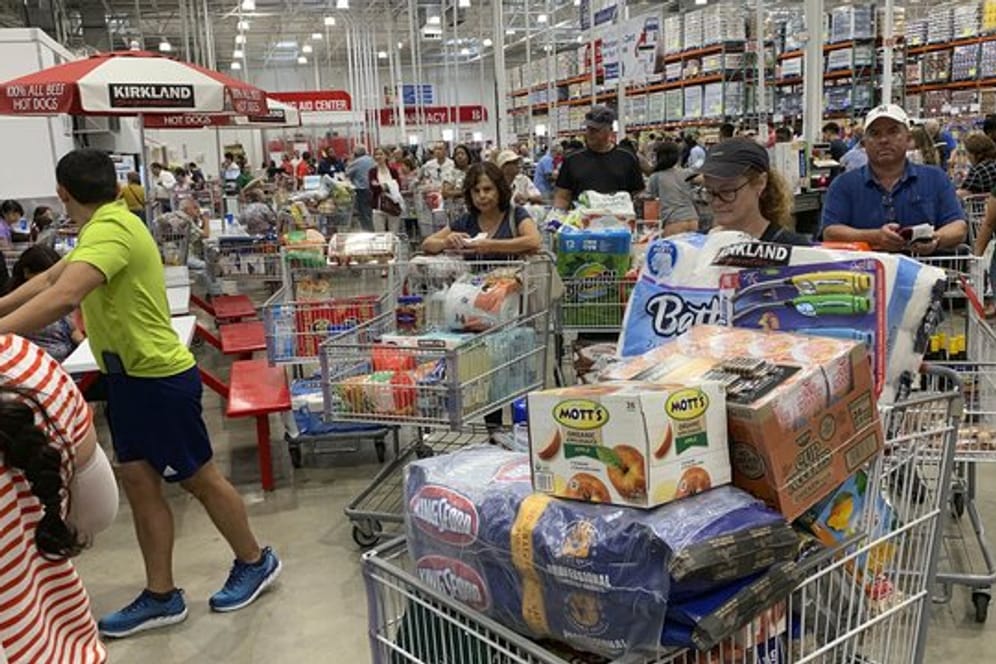 Menschen decken sich in einem Supermarkt in Florida vorsorglich mit Lebensmitteln ein.