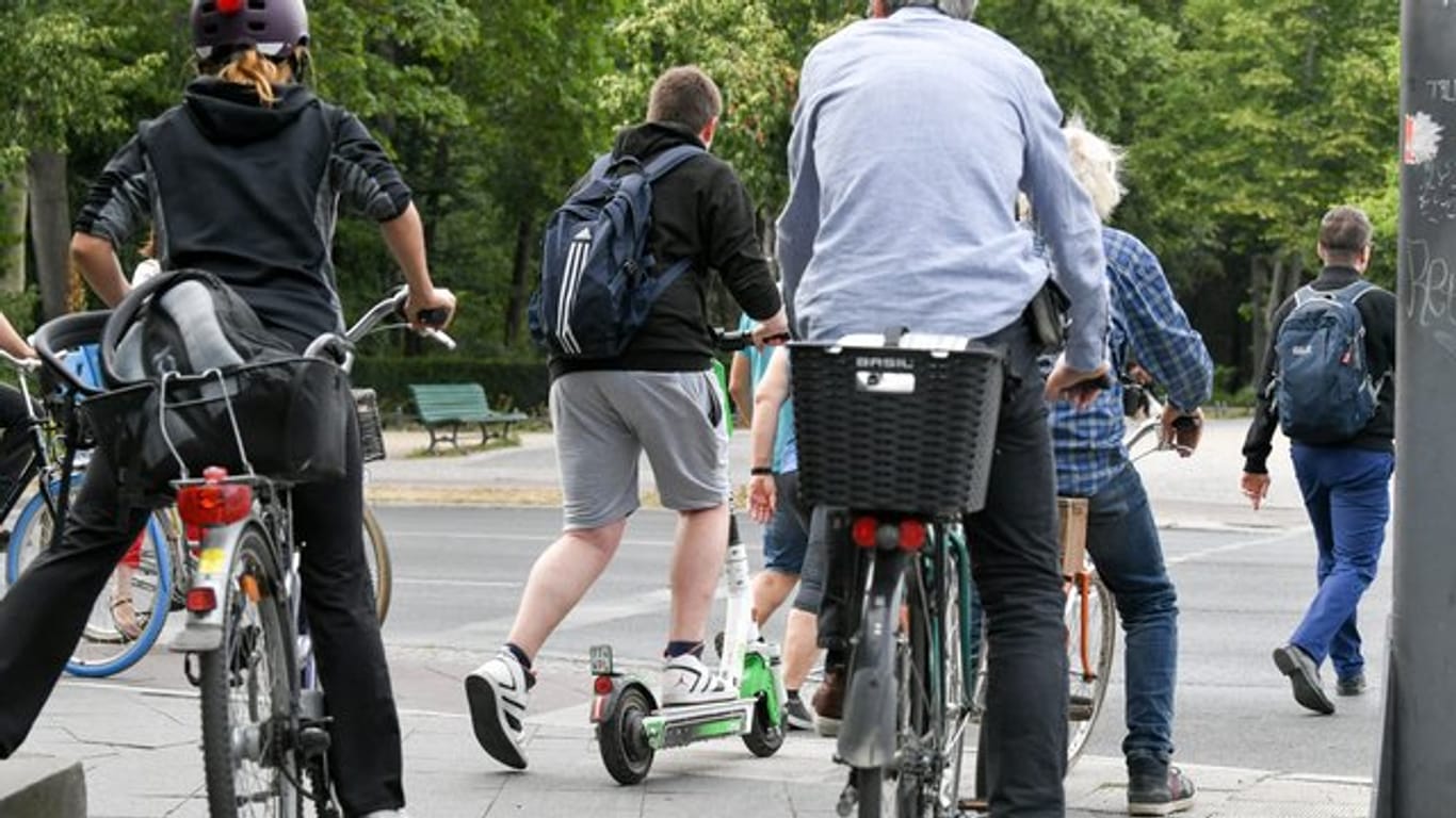 Es wird noch enger in den Städten: E-Tretroller konkurrieren mit Autos, Radfahrern und Fußgängern.