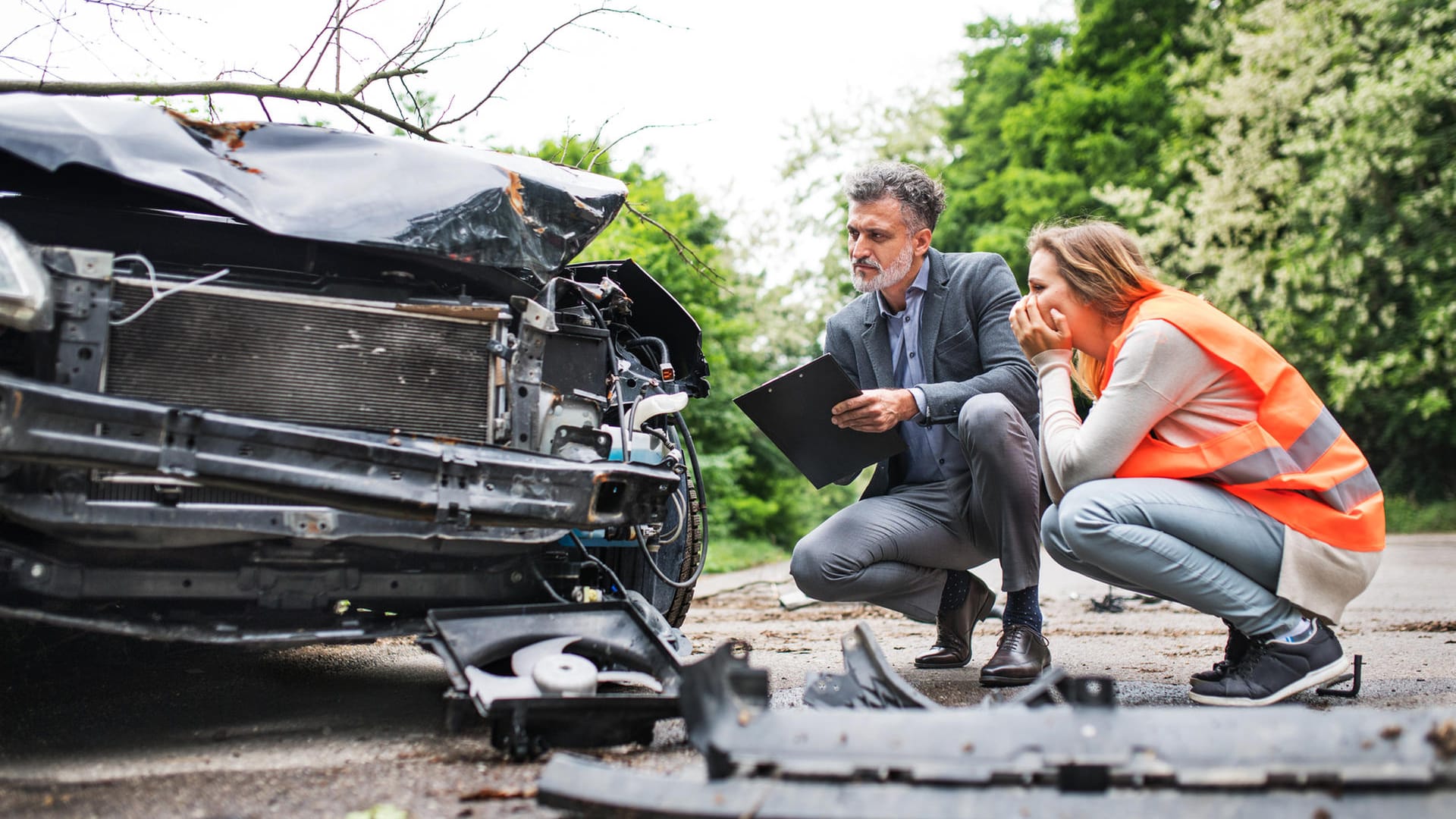 Schadensaufnahme nach einem Unfall: Die Schadensbilanzen der einzelnen Versicherungsbezirke fließen in die Prämienberechnung der Kfz-Versicherung mit ein.