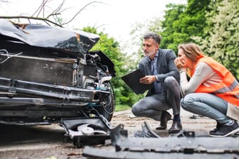 Schadensaufnahme nach einem Unfall: Die Schadensbilanzen der einzelnen Versicherungsbezirke fließen in die Prämienberechnung der Kfz-Versicherung mit ein.