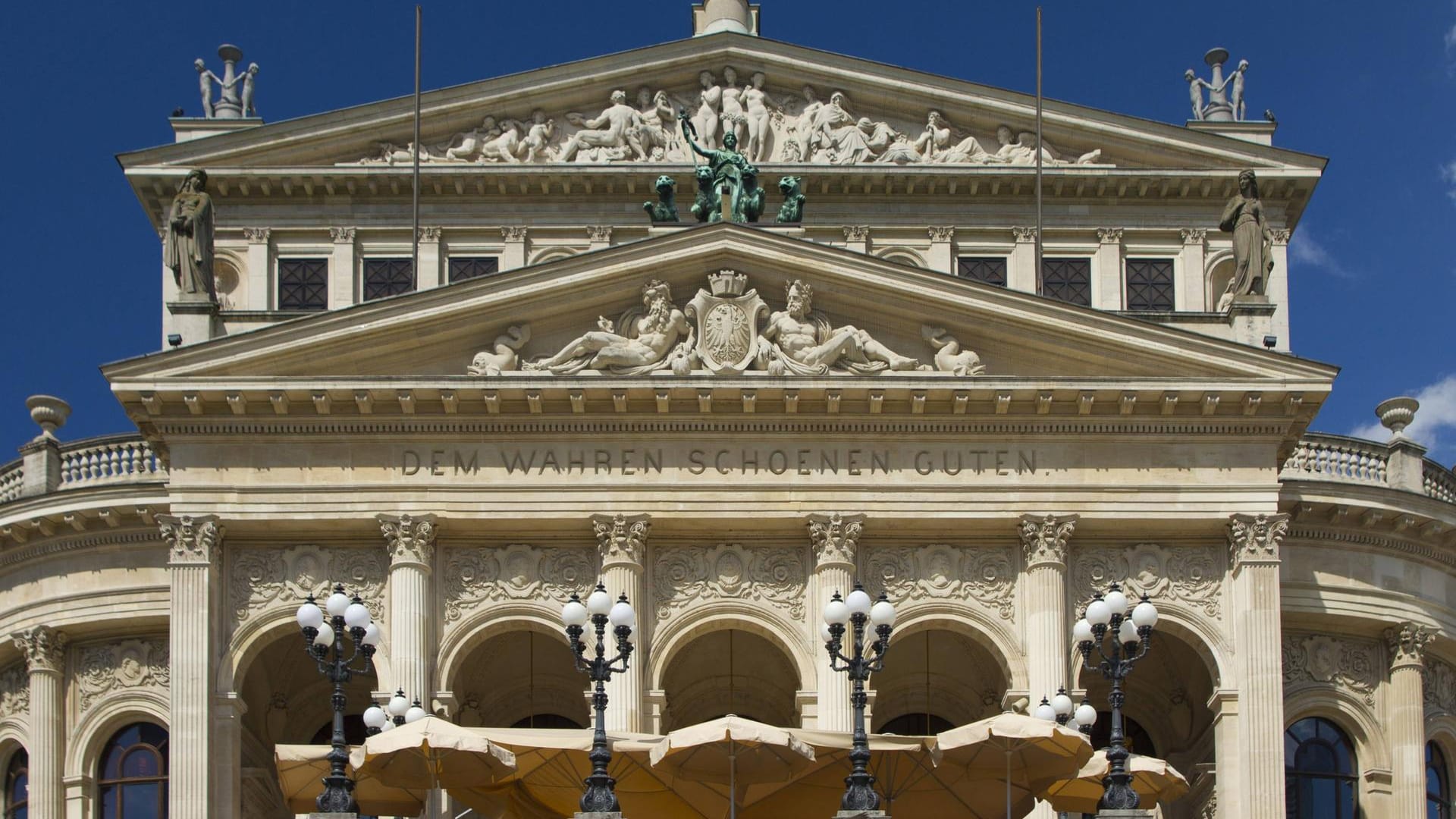 Alte Oper in Frankfurt am Main: Davor befindet sich ein schöner alter Springbrunnen.