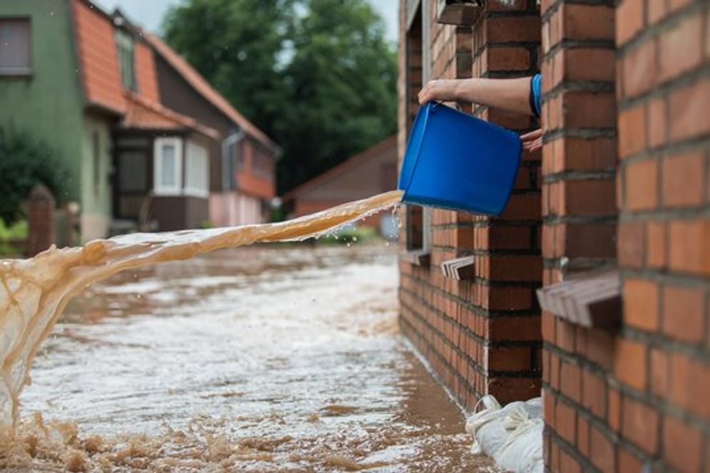 Keine Chance gegen die Wassermassen: Hochwasser kann in Häusern erhbeliche Schäden hinterlassen.