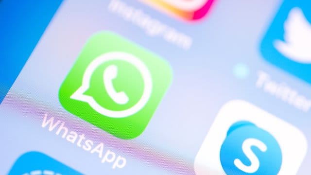 Wer per Whatsapp unwahre Behauptungen über Kollegen verbreitet, kann vom Arbeitgeber fristlos gekündigt werden.