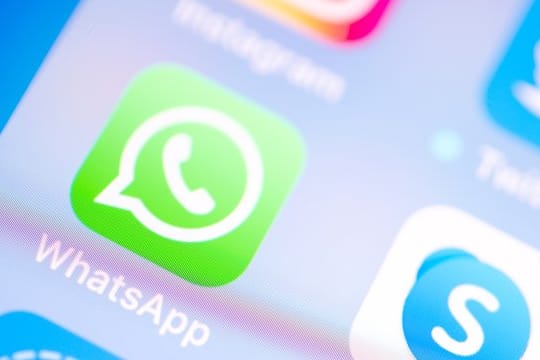 Wer per Whatsapp unwahre Behauptungen über Kollegen verbreitet, kann vom Arbeitgeber fristlos gekündigt werden.