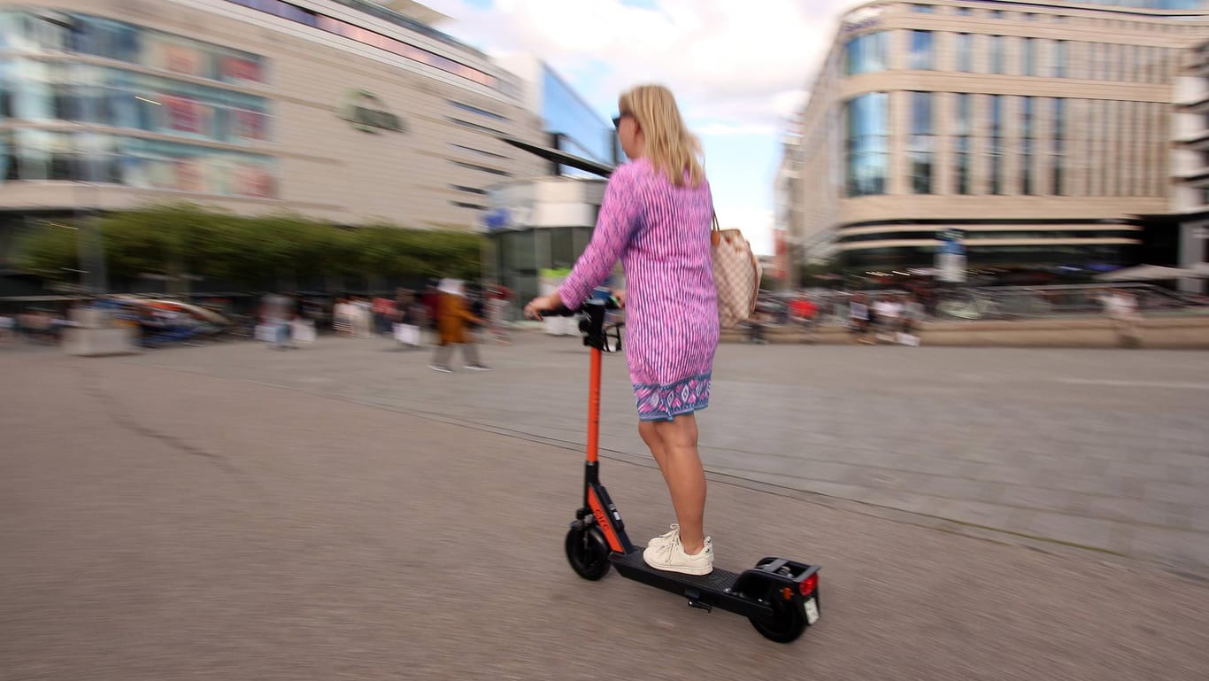 Frau fährt mit einem E-Scooter in Frankfurt: Bald soll es auch Rollerverleihe in Karlsruhe geben.