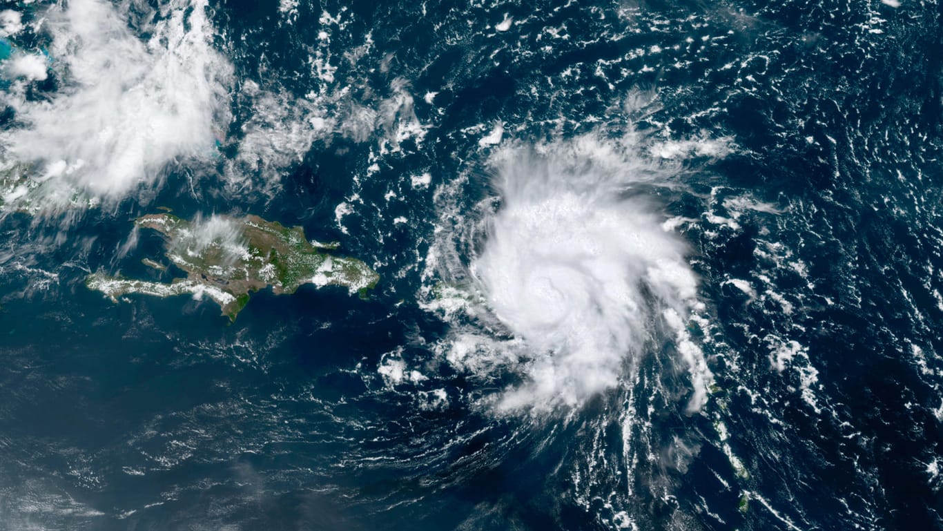 Hurrikan "Dorian" ist an Puerto Rico (links) vorbeigezogen und steuert jetzt auf Florida zu.