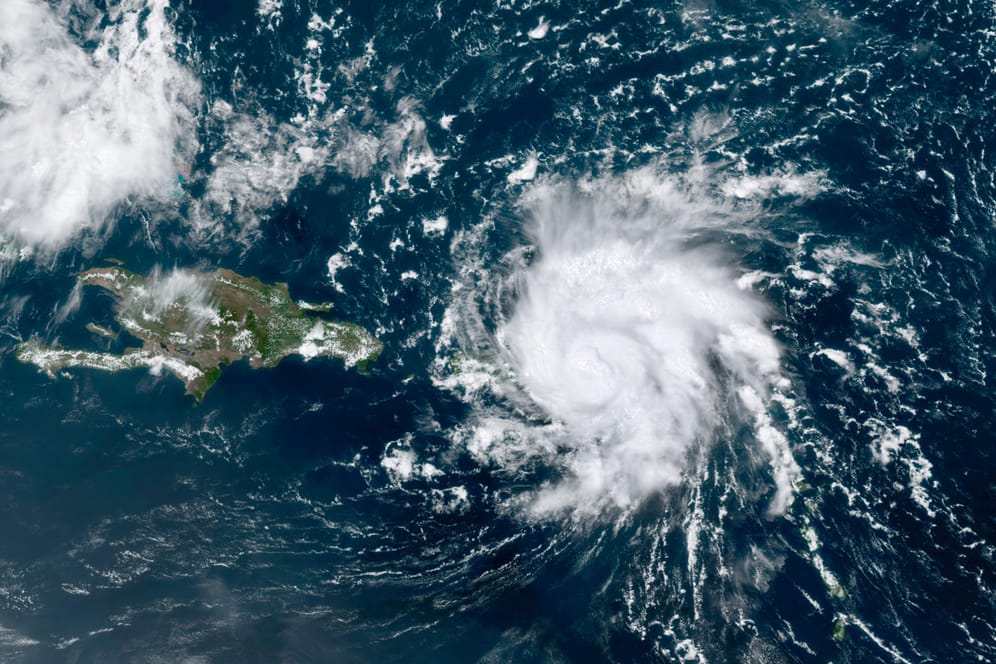 Hurrikan "Dorian" ist an Puerto Rico (links) vorbeigezogen und steuert jetzt auf Florida zu.
