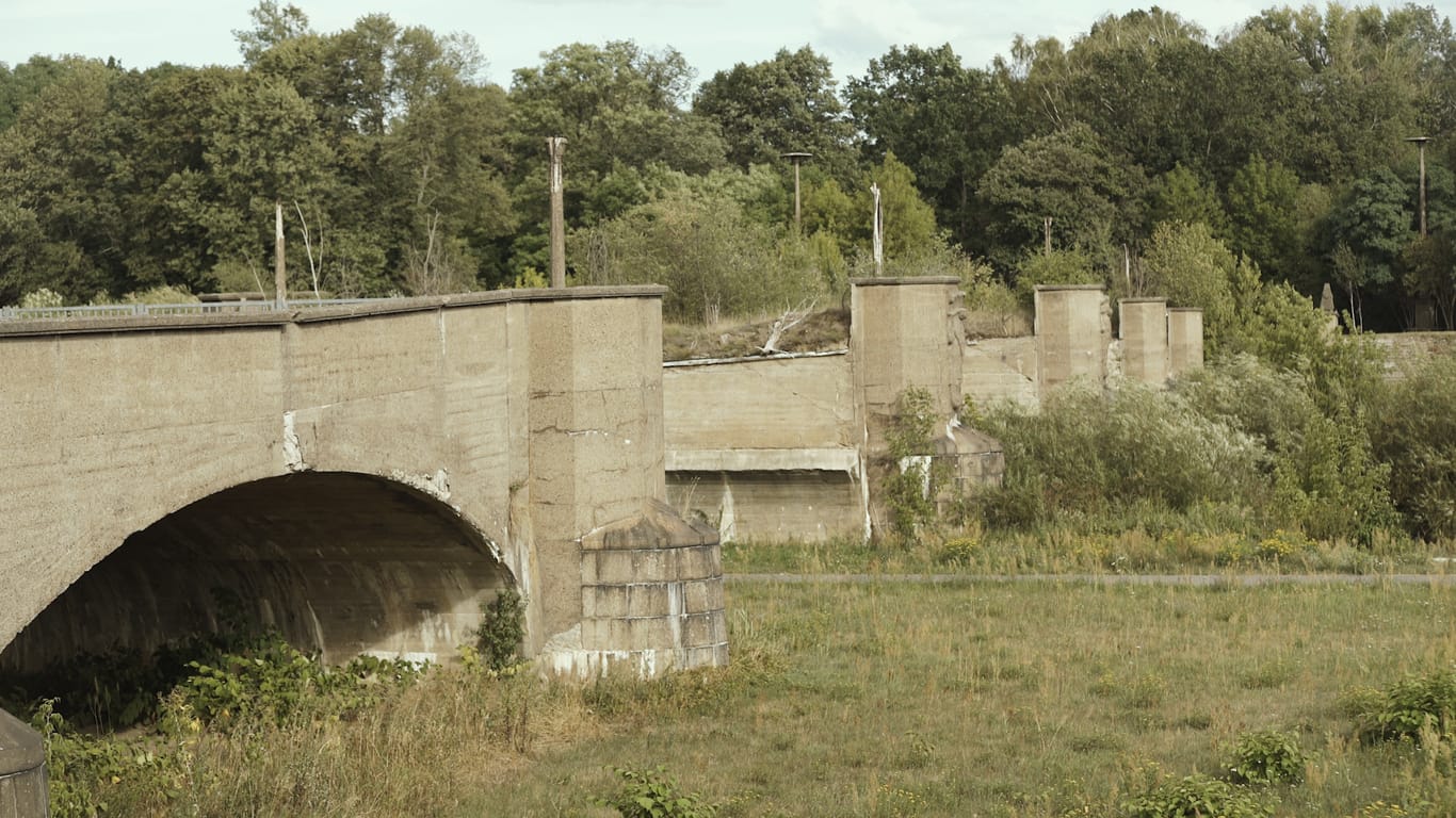 Spree-Neiße-Kreis: Zerstörte Brücken aus dem Zweiten Weltkrieg führen über den Grenzfluss Richtung Polen.