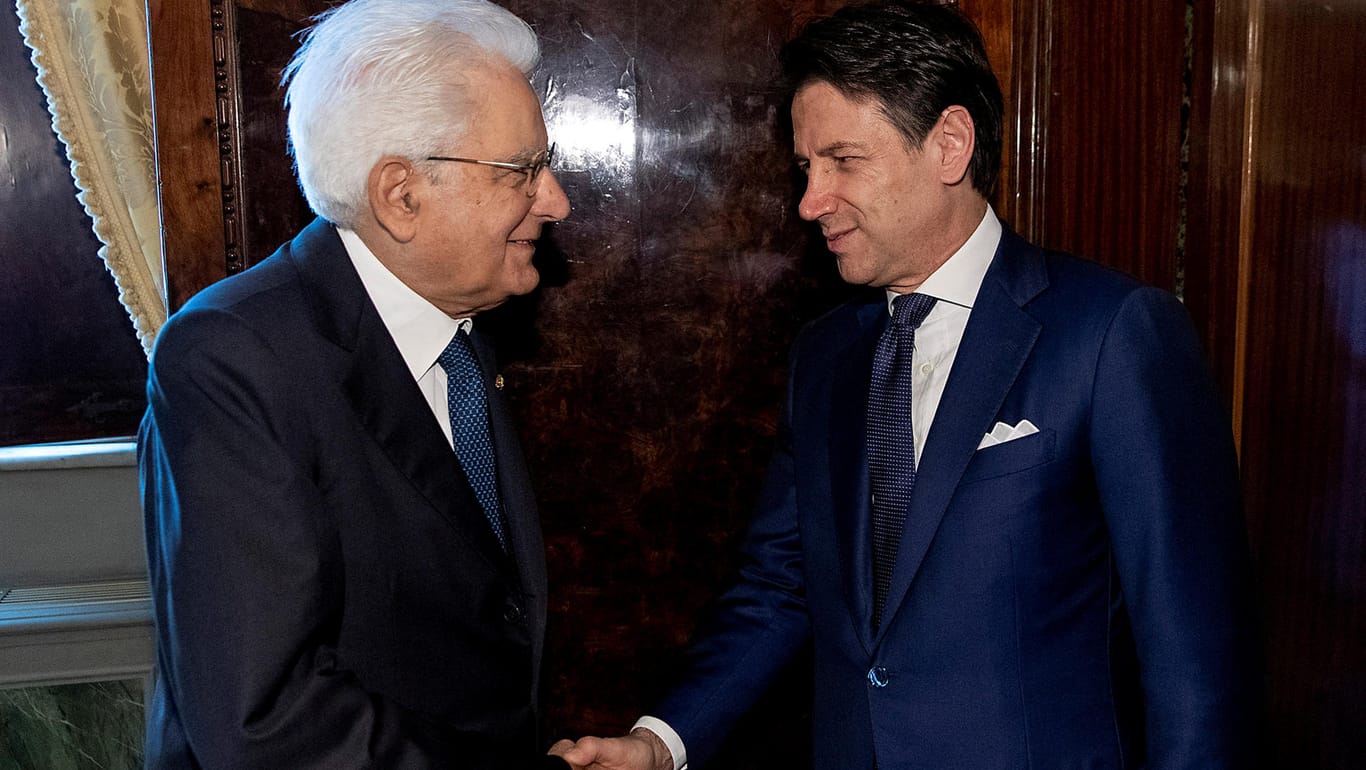 Italiens Staatspräsident Sergio Mattarella (l.) hat Giuseppe Conte mit der Bildung einer neuen Regierung beauftragt.