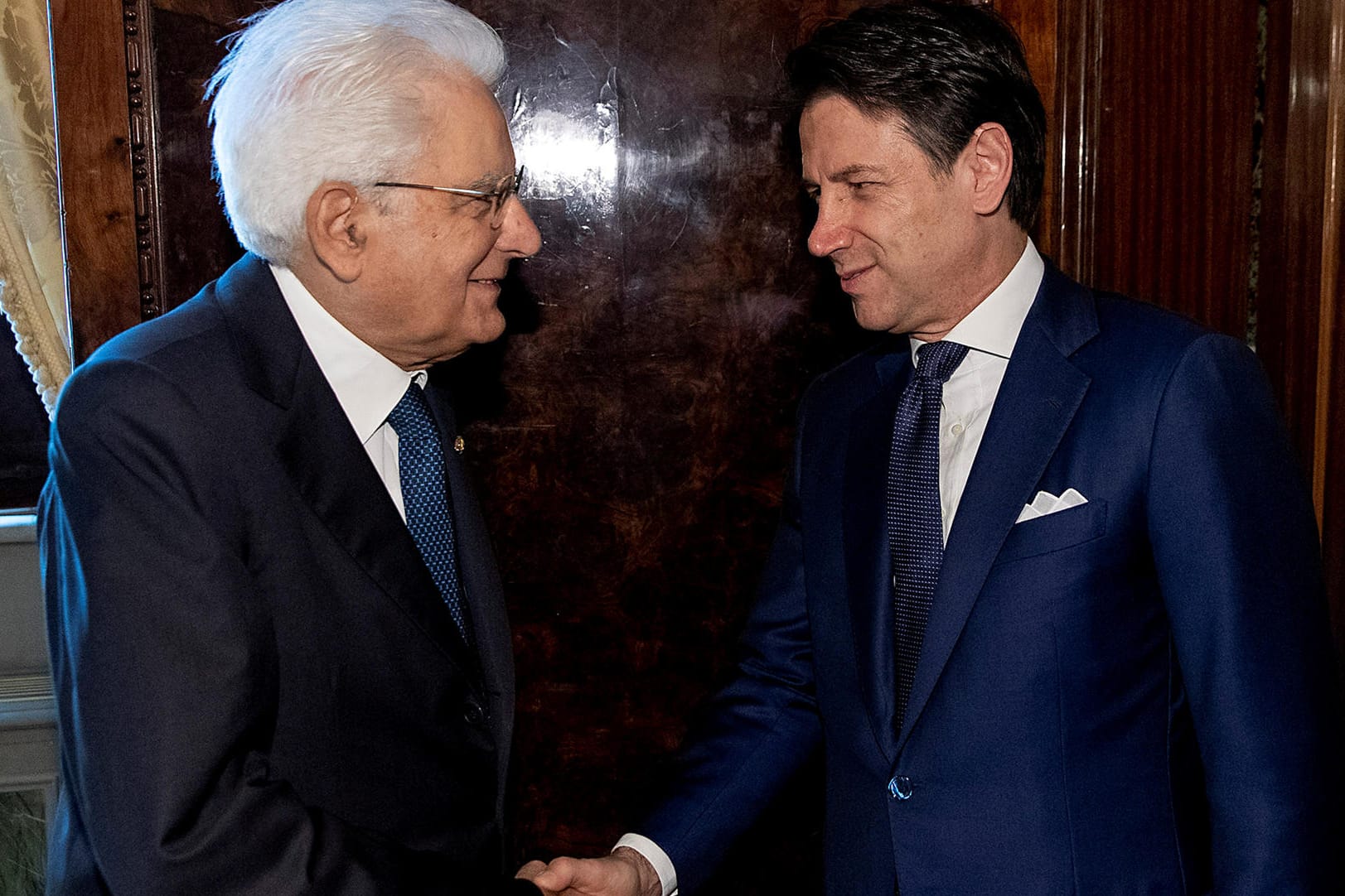 Italiens Staatspräsident Sergio Mattarella (l.) hat Giuseppe Conte mit der Bildung einer neuen Regierung beauftragt.