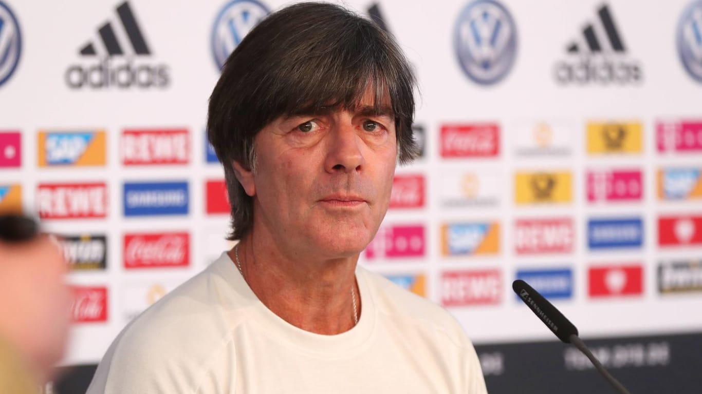 Joachim Löw: Der Bundestrainer zog für die EM-Qualifikation wieder einen Neuling aus dem Hut.