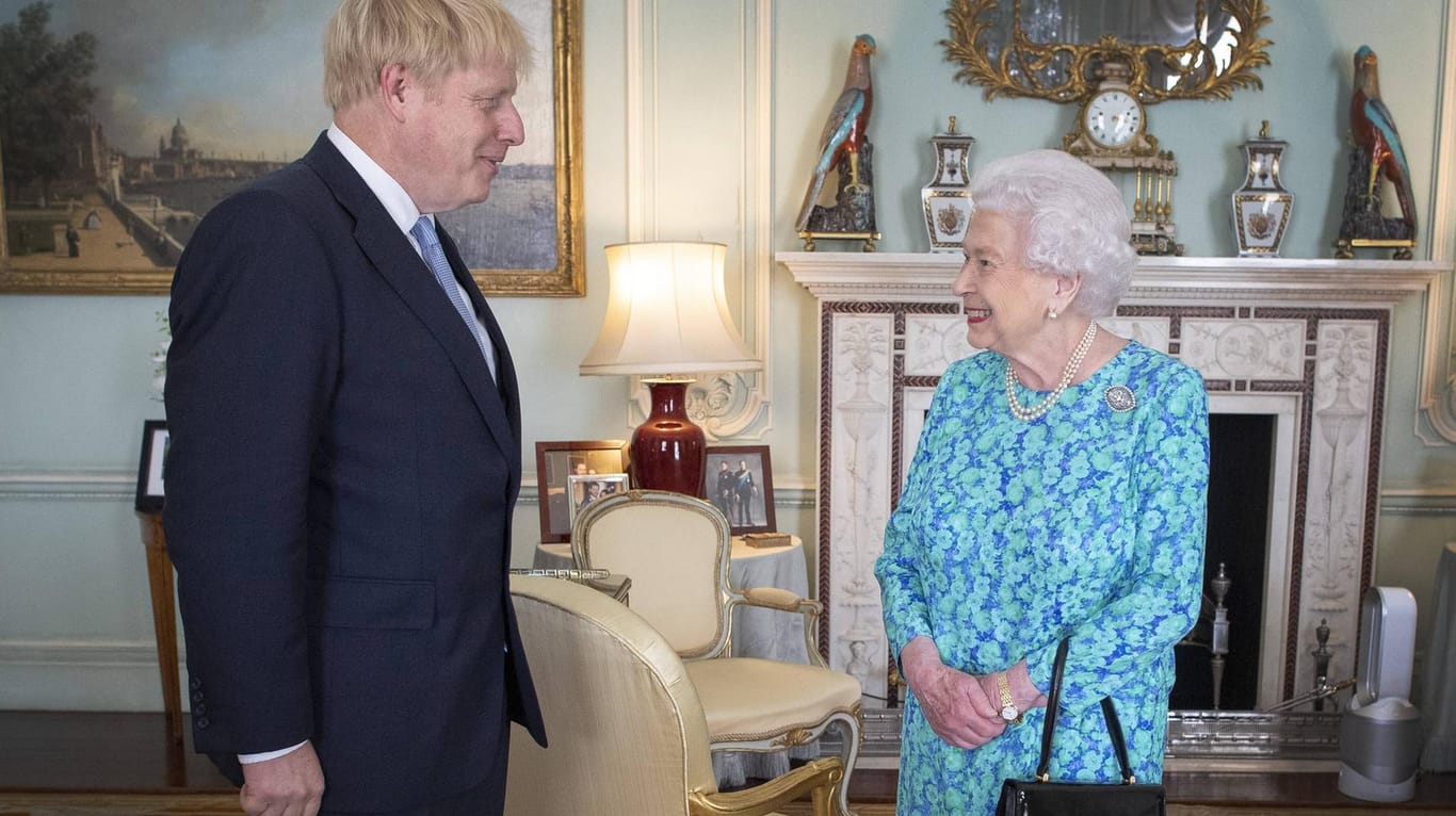 Boris Johnson bei einer Audienz im Buckingham Palace: Queen Elizabeth mischt sich nicht in politische Belange ein.