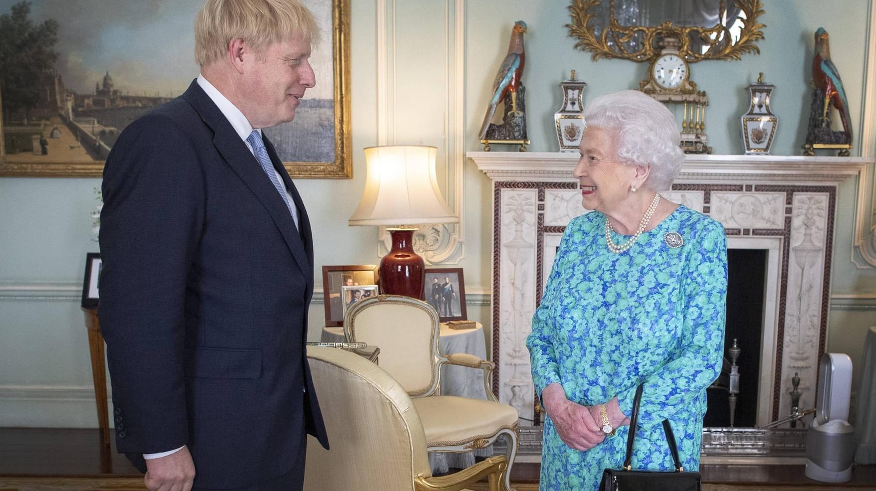 Boris Johnson bei einer Audienz im Buckingham Palace: Queen Elizabeth mischt sich nicht in politische Belange ein.