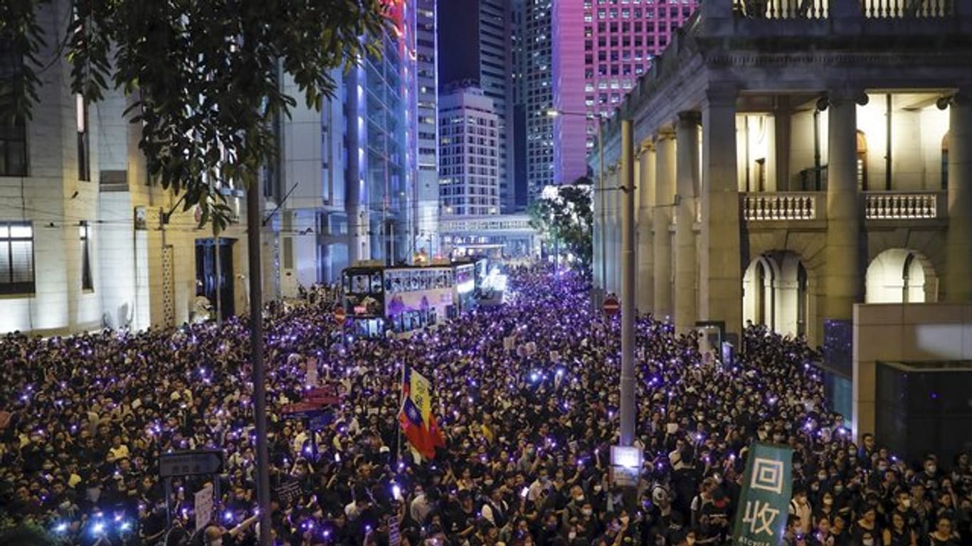 Demonstranten während einer Kundgebung im Hongkonger Finanzdistrikt.